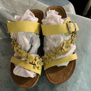 Annie Comfort, Size 71/2 W, lovely yellow, love the flowers and buckle